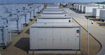 Filas de gabinetes de almacenamiento de energía en baterías