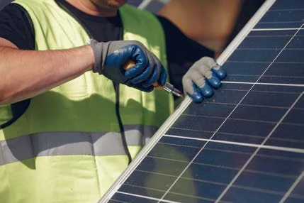 Técnico que trabaja en un panel solar